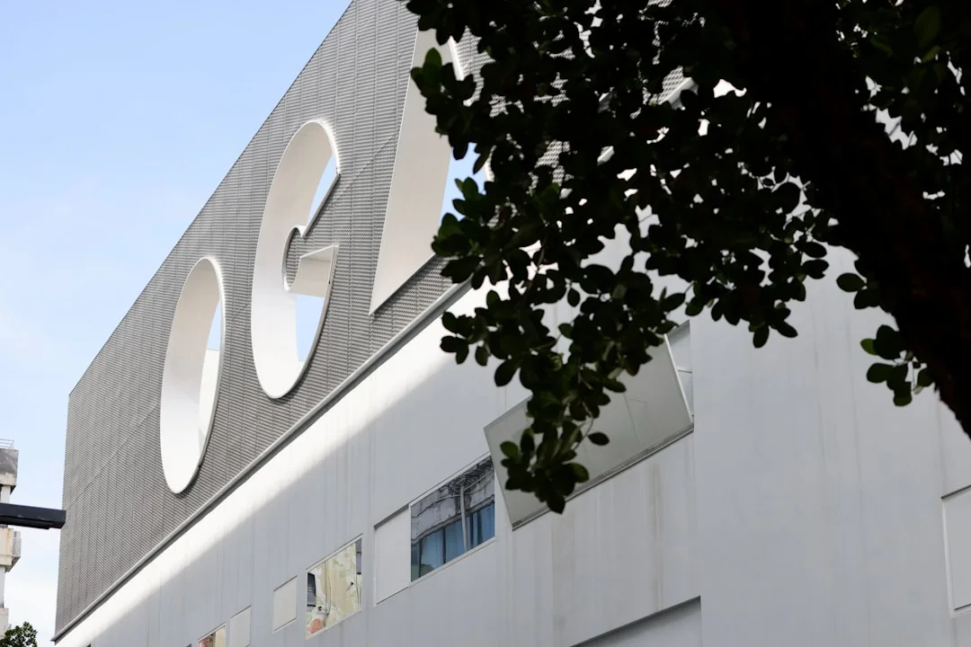 漫画目录页面上题材入口、条目行与状态标识的所在位置示意